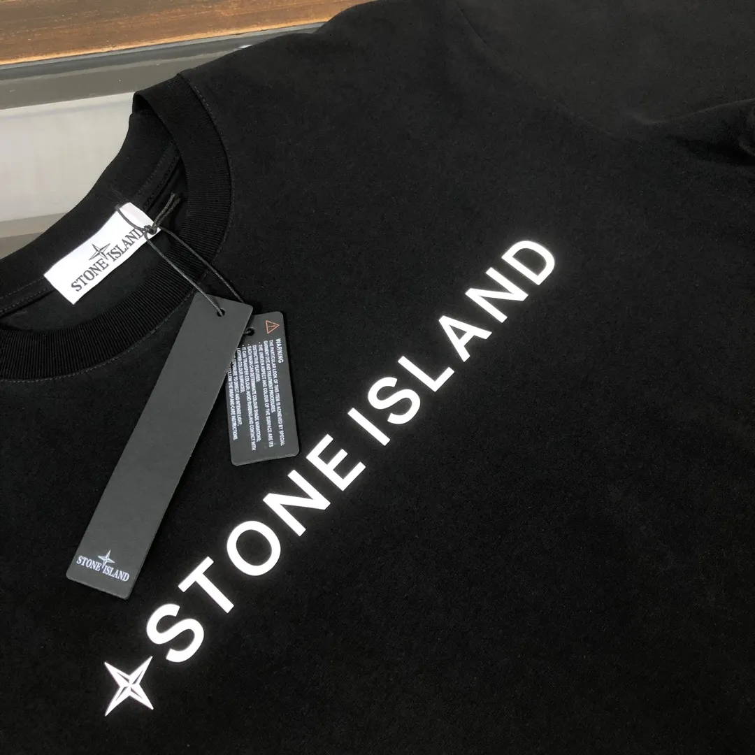 P180 Stone Island 2025 latest T-shirt, couple style ~ original order, fashionable and casual short T-shirt, three-dimensional logo letter logo silicone printing technology on the chest! Specially supplied with customized cotton fabrics ~ Cotton T-shirts ~ Pre-washed to prevent deformation and shrinkage, making the upper body more comfortable and breathable ~ All available from stock ~ Unique design style, trendy must-have item, complete with three standards 👍 Color: black/white/dark gray/brown Size: S M L XL (larger version, please indicate your height and weight when placing an order)
